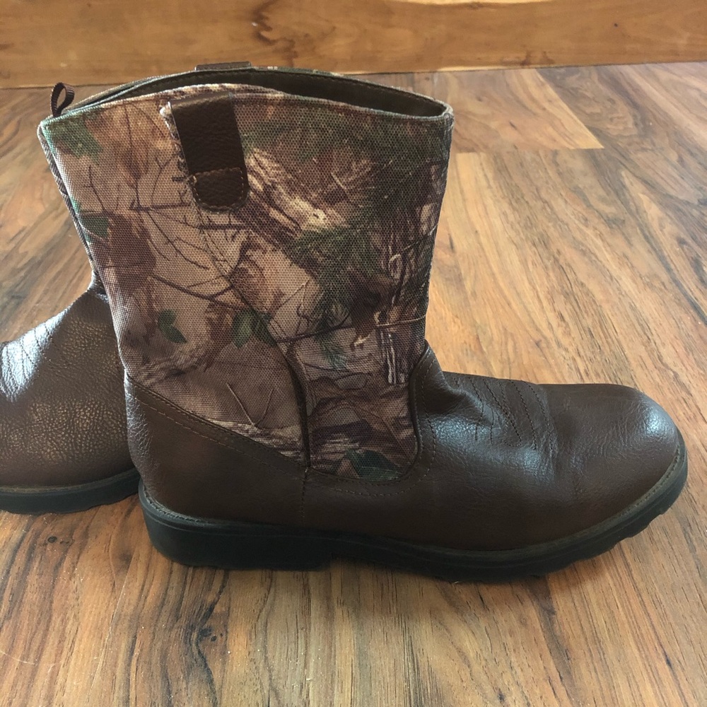 Realtree Camo velcro boots, boys 6
